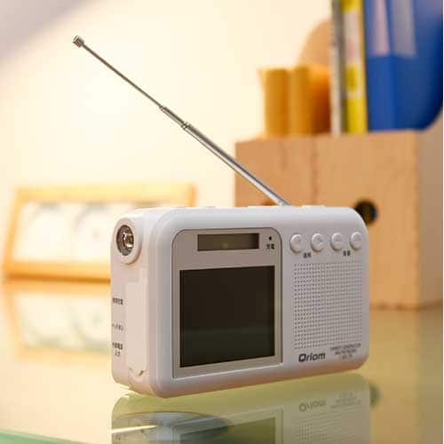 キュリオム★未使用★手回し充電テレビラジオ JYTM-RTV200★目立つピンク 販売終了】手回し充電テレビラジオ 10年長期保管可能 YTM-RTV200 山善