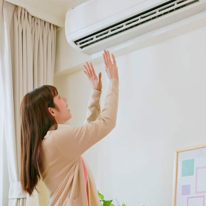 暖房をつけるのは何度から？設定温度の目安や効率よく暖めるコツも紹介